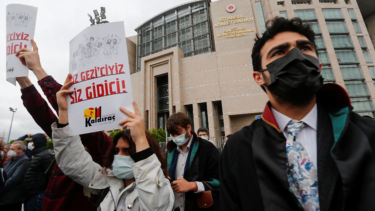 Anwälte und Unterstützer der Gezi-Solidaritätsgruppe versammeln sich vor dem Justizpalast, als ein türkisches Gericht im Mai mit der Wiederaufnahme des Prozesses gegen den Philanthropen Osman Kavala beginnt.