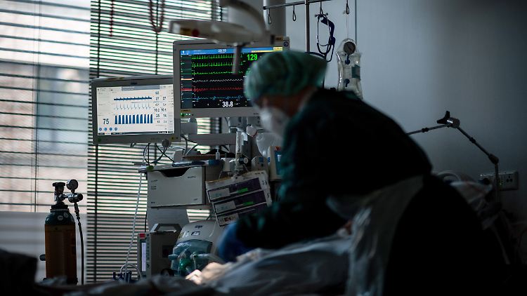 Das Parlament hatte die "epidemische Lage" erstmals im März 2020 zu Beginn der Pandemie festgestellt und danach immer wieder verlängert.
