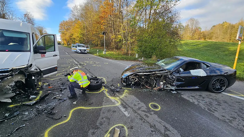 Stark-beschaedigt-ist-ein-Ferrari-nach-einem-Unfall