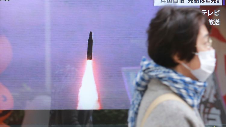 Das südkoreanische Fernsehen zeigt den jüngsten Raketentest Nordkoreas.