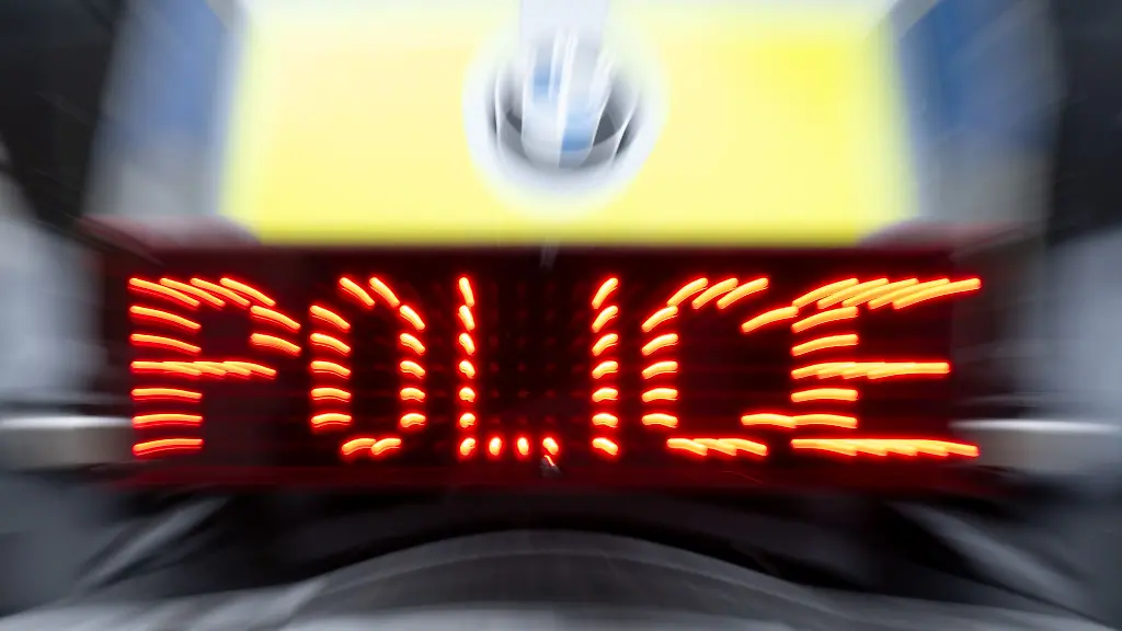 Zwei-Unbekannte-erbeuten-Geld-in-einer-Tankstelle-in-Berlin-Pankow