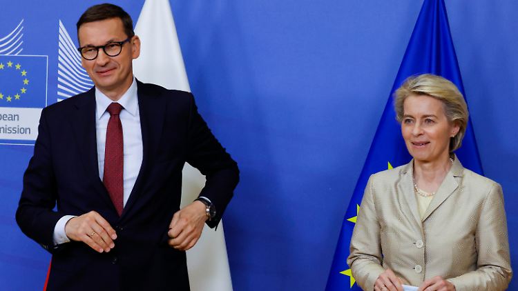 Bei einem Treffen zwischen der EU-Kommission und Polen im Juli waren die Fronten noch nicht so verhärtet. Nun droht von der Leyen (r.) mit Sanktionen, Morawiecki spricht von "Erpressung". 