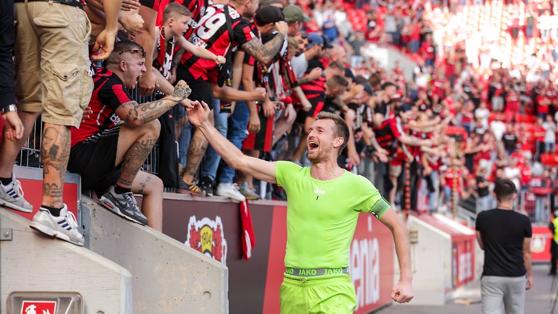 "Ich finde es so überragend wieder vor Zuschauern zu spielen. Man hat die Würstchen gerochen und das Bier gesehen. Das ist für mich Fußball-Romantik pur."