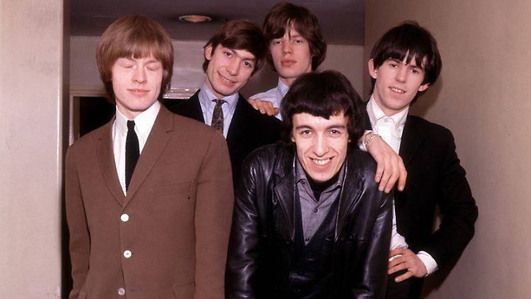 Nicht der Frontmann, aber hier mal ganz vorne: Bill Wyman mit den Rolling Stones 1964.