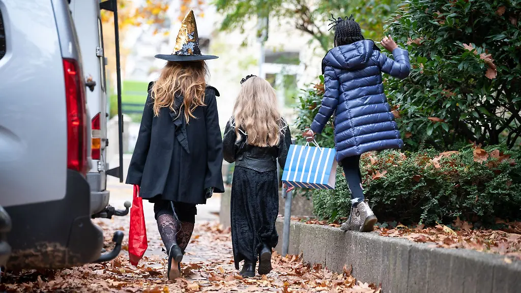 Zu-Halloween-ruft-die-Hamburger-Polizei-Autofahrer-zu-besonderer-Vorsicht-auf