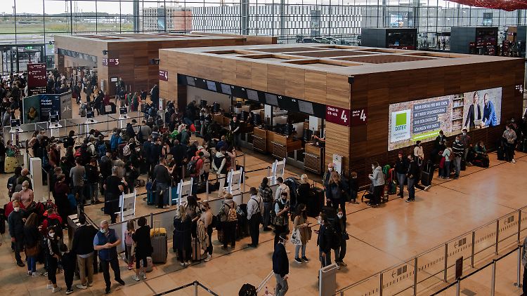 Berliner überlegen sich allerdings drei Mal, ob sie mit dem Flugzeug einen Kurztrip machen.