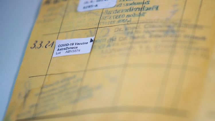 Die beiden Tatverdächtigen warben in einem Online-Inserat für die gefälschten Covid-Sticker. 