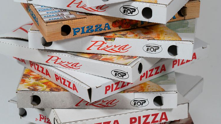 Per- und polyfluorierte Chemikalien sind in Pizzakartons enthalten. Diese "ewigen Chemikalien" zersetzen sich in der Natur nur sehr langsam - und können die Gesundheit erheblich schädigen.