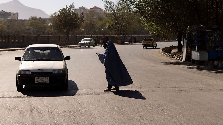 Die Armut nimmt zu. In Kabul bettelt eine in eine Burka verhüllte Frau.