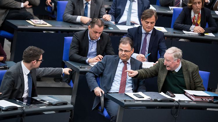 Im direkten Angesicht nutzen hier Marco Buschmann (FDP) und Alexander Gauland (AfD) ihre Fingerzeig-Fertigkeiten. Gehören direkte Konfrontationen zwischen FDP und AfD bald der Vergangenheit an?