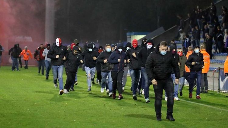 Kölner "Fans" in Genk. 