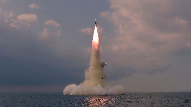 Das Geschoss wurde laut KCNA vom selben U-Boot aus abgefeuert wie die erste von Pjöngjang getestete U-Boot-gestützte ballistische Rakete vor fünf Jahren. 