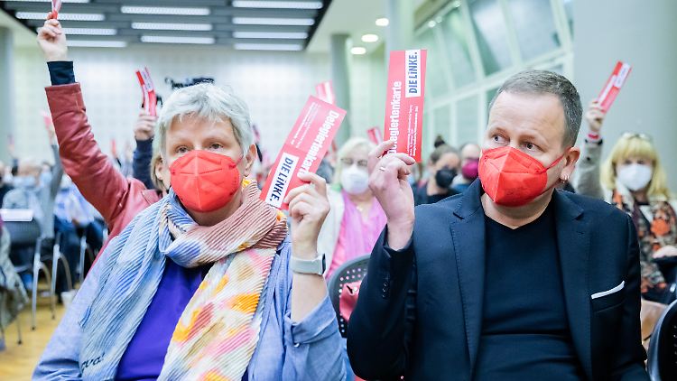 Dafür! Mit großer Mehrheit haben die Linken auf einem Sonderparteitag für die Aufnahme von Koalitionsverhandlungen mit Grünen und SPD in Berlin gestimmt. 