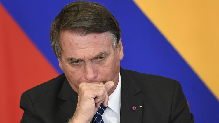 Bolsonaro propagiert immer wieder, dass er selbst noch nicht gegen das Coronavirus geimpft sei.