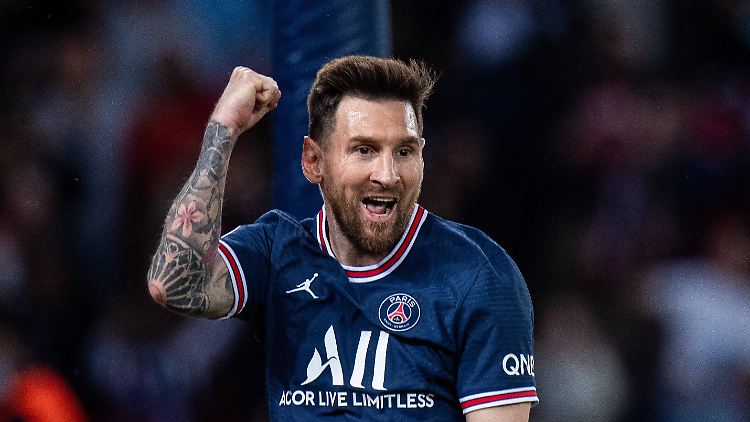 Lionel Messi freut sich über seinen wunderschönen Elfmeter.