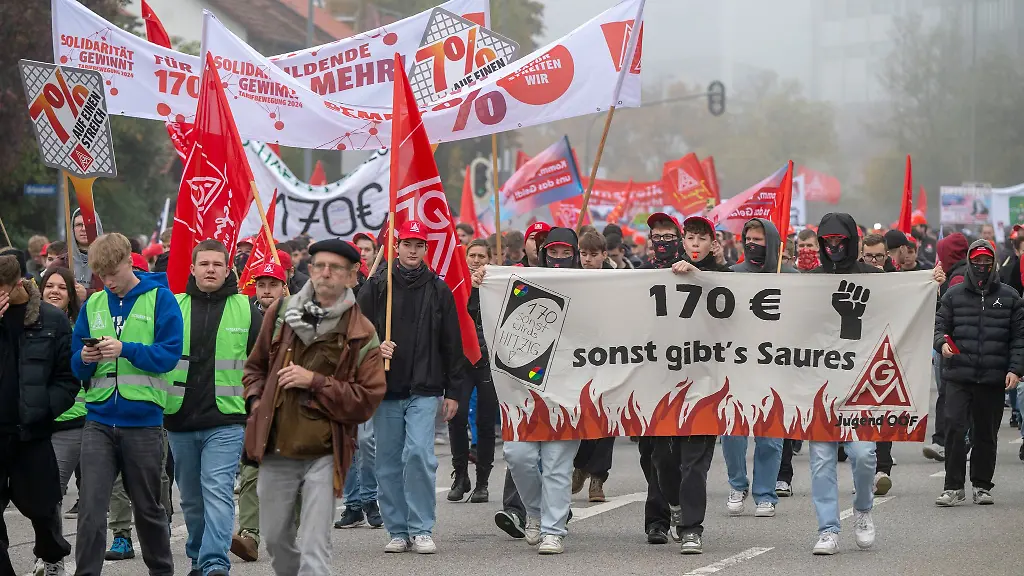 Azubis-demonstrieren-bei-Audi-in-Ingolstadt-fuer-deutlich-mehr-Geld