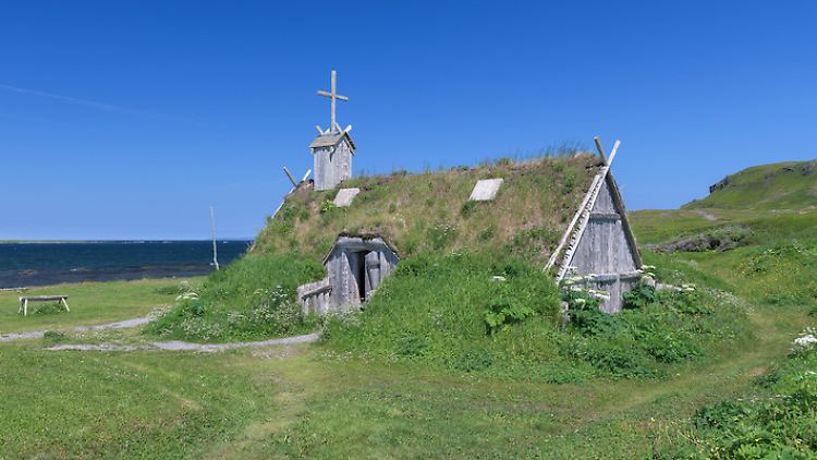 Norstead in Kanada: Rekonstruiertes Gebäude aus der Wikingerzeit neben der Stätte von L'Anse aux Meadows.