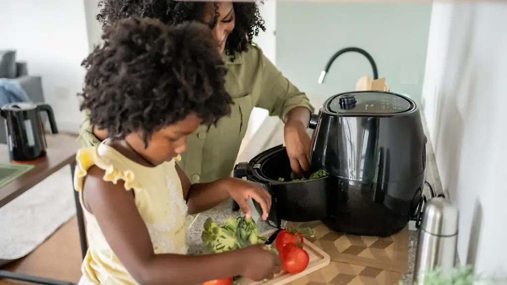 Wie-gross-sollte-eine-Heissluftfritteuse-fuer-zwei-Personen-sein