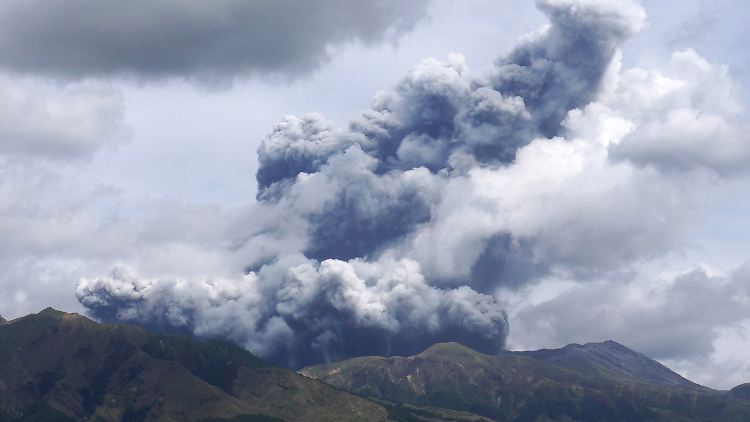Für den 1592 Meter hohen Vulkan auf der Hauptinsel Kyushu gilt derzeit die dritte von fünf Warnstufen.