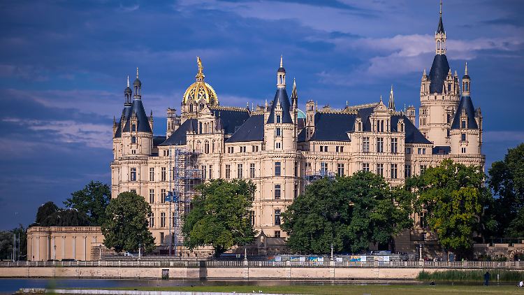 In Deutschlands schönstem Landtag soll es angeblich zu Saufgelagen und Sexpartys eines AfD-Abgeordneten gekommen sein. Das wird in einem anonymen Schreiben berichtet. 