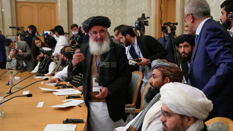 Führungspositionen und Pressesprecher der Taliban auf der internationalen Konferenz in Moskau, zu der Russlands Außenminister einlädt. 