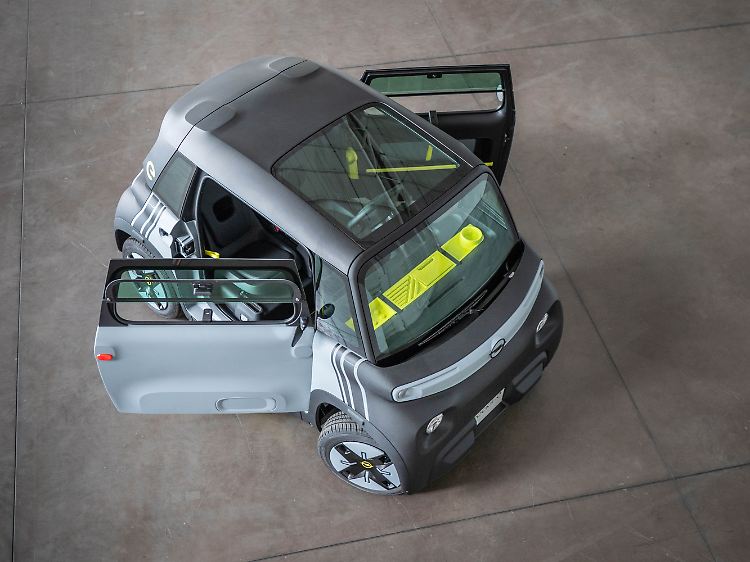 Das Panorama-Glasdach des Opel Rocks-e gehört zum Serienumfang. Die Fahrertür ist gegenläufig angeschlagen.