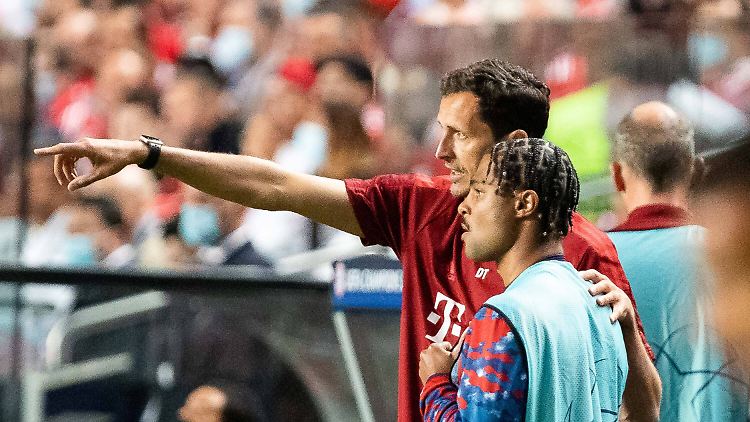 Dino Toppmöller übermittelt letzte Anweisungen an Serge Gnabry. 