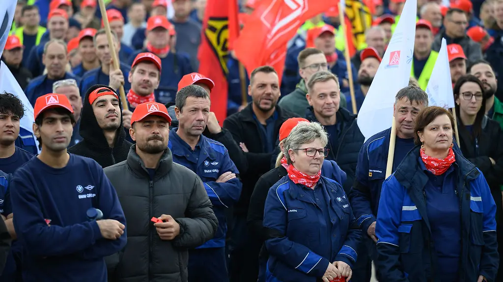 Laut-IG-Metall-haben-sich-bei-BMW-in-Leipzig-rund-2-000-Beschaeftigte-an-einem-Warnstreik-beteiligt