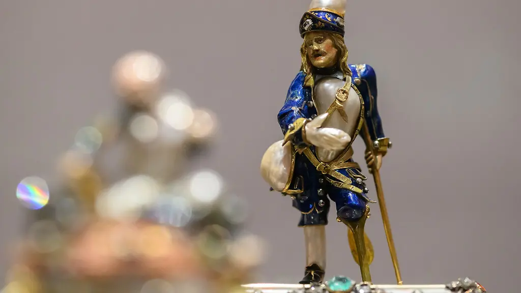 Eine-Perlfigur-eines-bettelnden-Soldaten-ist-in-der-Ausstellung-Bewundert-gesammelt-ausgestellt-im-Neuen-Gruenen-Gewoelbe-im-Residenzschloss-zu-sehen