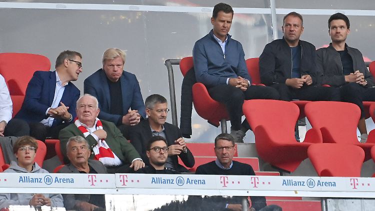 Bayern-Präsident Herbert Hainer (mittlere Reihe 2.v.l) beim Spiel gegen Eintracht Frankfurt.