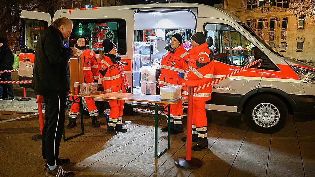 Die-Kaeltebusse-verteilen-in-diesem-Winter-in-Hannover-wieder-warmes-Essen