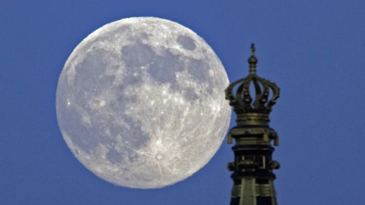 Am 5. November  kommt der Mond mit 358.840 Kilometern in Erdnähe.
