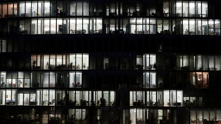 ​Dem Kieler Institut für Weltwirtschaft (IfW) zufolge dürfte die Zahl der Erwerbstätigen in diesem und im kommenden Jahr mit der erwarteten Konjunkturerholung spürbar steigen.