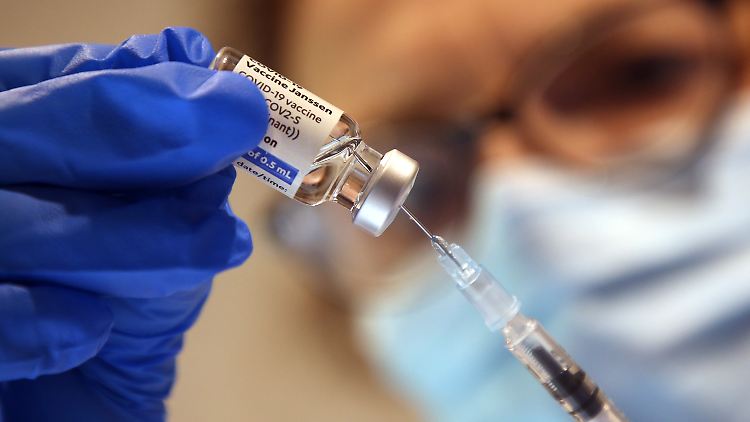 Der große Vorteil bei Impfungen gegen das Coronavirus sei, "dass wir diesen Impfstoff in kurzer Zeit bei vielen Menschen angewendet haben", so Watzl. 