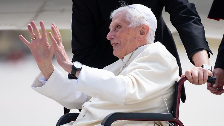 "Glasklar im Kopf" und mit bayerischem Humor gesegnet: Papst Benedikt XVI hat noch Lust zu leben.
