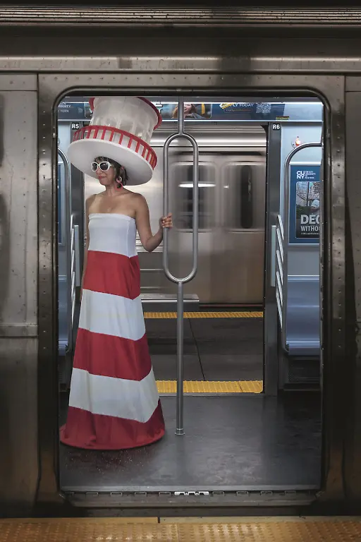 EMPTY-CAR-LIGHTHOUSE-WOMAN-DSC-3054-v2-CMYK