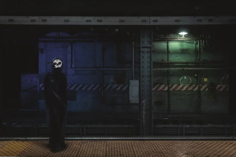 cocoon-woman-on-the-platform-v1-3-CMYK