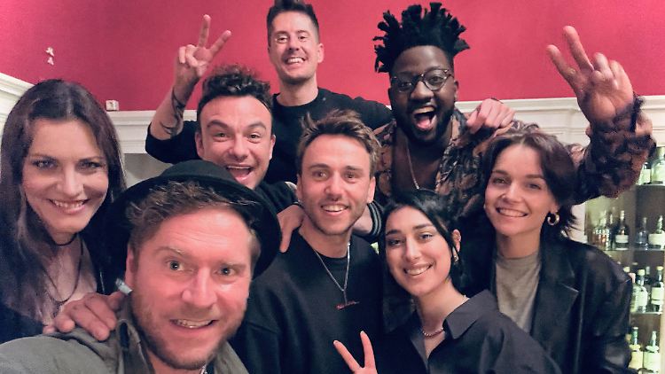 Willkommen bei "Sing meinen Song" - das erste Gruppen-Selfie existiert bereits.