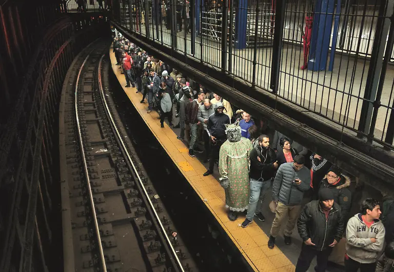 2017-10-31-HALLOWEEN-PARADE-173-wolf-on-platform-v2-CMYK