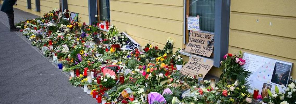 Eine Frau betrachtet vor dem Thusnelda von Saldern Haus der Einrichtung Oberlinhaus die Blumen und Beileidsbekundungen. Foto: Soeren Stache/dpa-Zentralbild/dpa/Archivbild