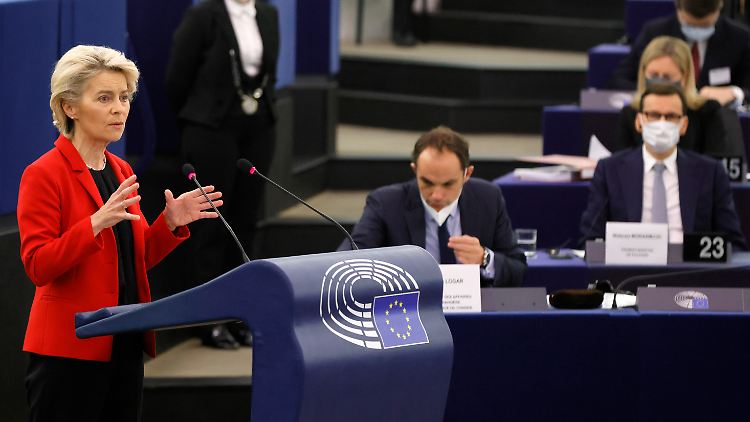 Im Europaparlament lieferten sich Kommissionspräsidentin von der Leyen und der polnische Ministerpräsident ​Morawiecki (rechts im Hintergrund) einen heftigen Schlagabtausch.