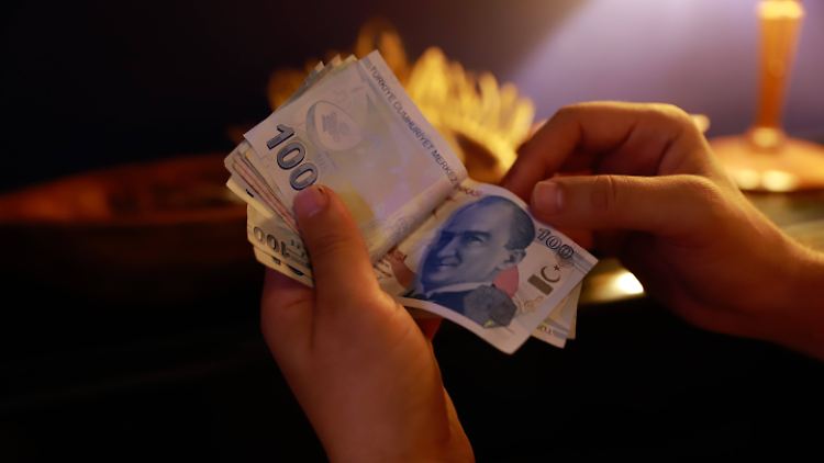 Wenn die Inflation steigt, verliert die Lira an Wert. 