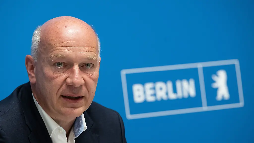 Berlins-Regierender-Buergermeister-Kai-Wegner-CDU-hat-den-ehemaligen-Daimler-Chef-Edzard-Reuter-als-einen-grossen-Freund-der-Stadt-gewuerdigt