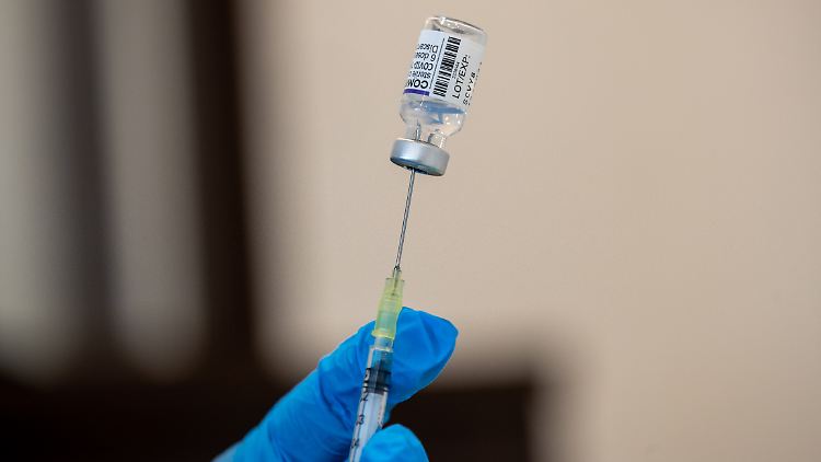 Biontech und Pfizer erzielen mit Booster-Impfungen ihres Wirkstoffs in einer Studie nach eigenen Angaben mehr als 95 Prozent Wirksamkeit gegen Covid-19.