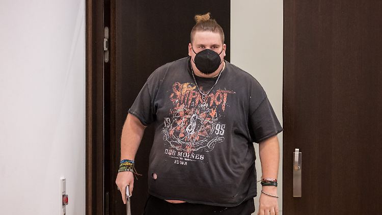 Der bereits zu einer Bewährungsstrafe verurteilte Youtuber könnte im Gefängnis landen.