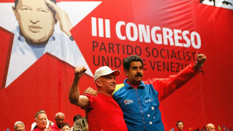 Nach dem Tod von Chávez stellte sich Carvajal (l.) gegen dessen Nachfolger Maduro (r.). 