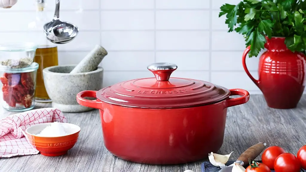 Le-Creuset-ist-bekannt-fuer-seine-Schmortoepfe-und-Braeter-aus-emaillierten-Gusseisen-Was-taugen-sie-und-gibt-es-guenstige-Alternativen
