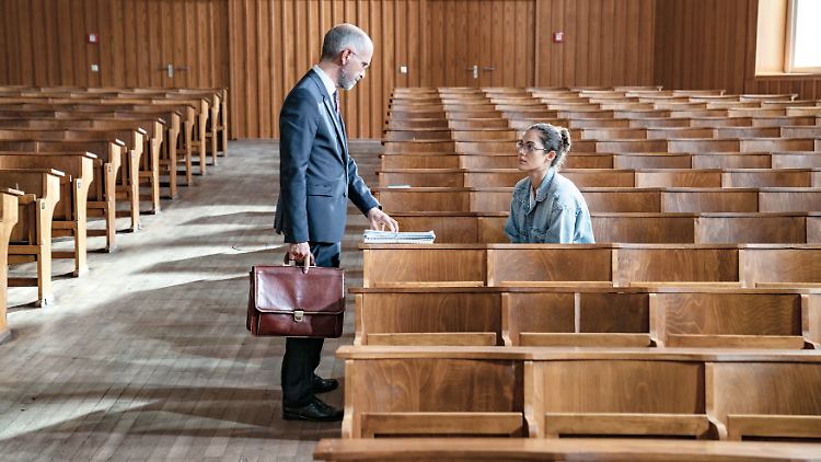 Professor Pohl (Christoph Maria Herbst) und Naima (Nilam Farooq) müssen zusammenarbeiten, ob sie wollen oder nicht.