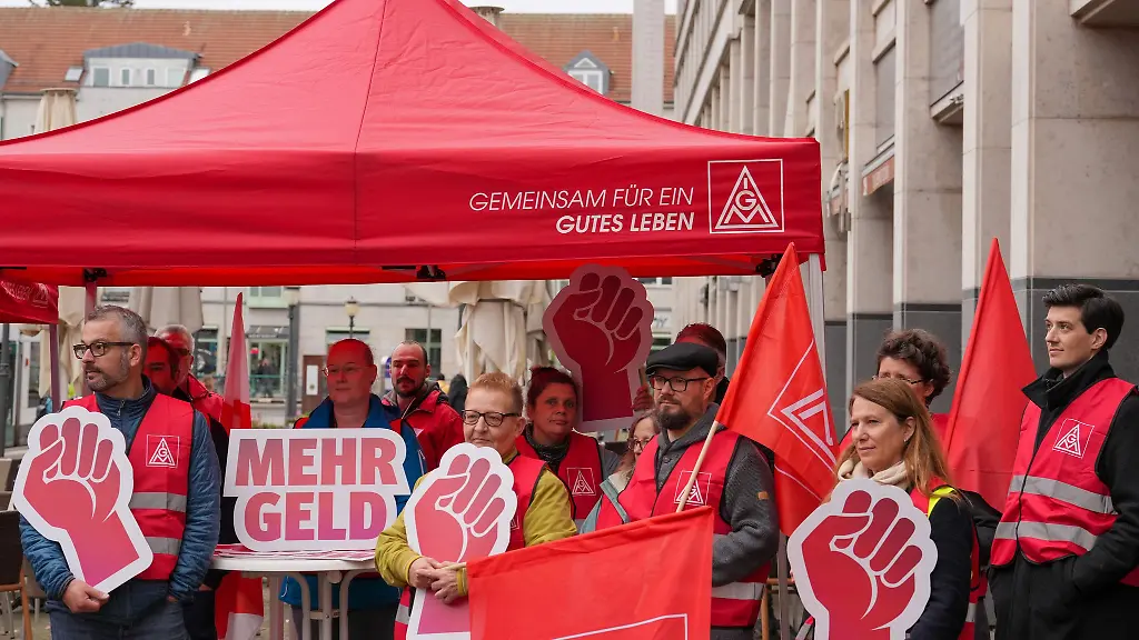 Beschaeftigte-beim-Luft-und-Raumfahrtkonzern-Airbus-in-Potsdam-machen-ihren-Unmut-ueber-das-Arbeitgeberangebot-deutlich