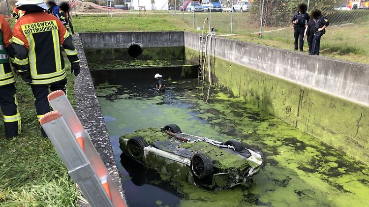 Bereits seit Tagen soll das Auto in dem Regenrückhaltebecken gelegen haben.